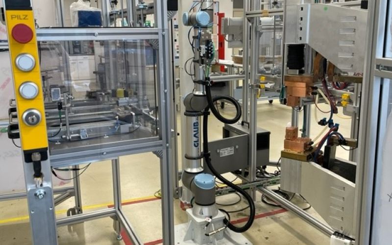 Robotertechnik: Automatisierung einer Schweißstation in der Fertigung